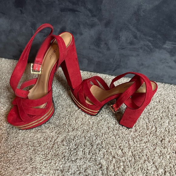Super Cute Red & Gold platform heels - Picture 6 of 7